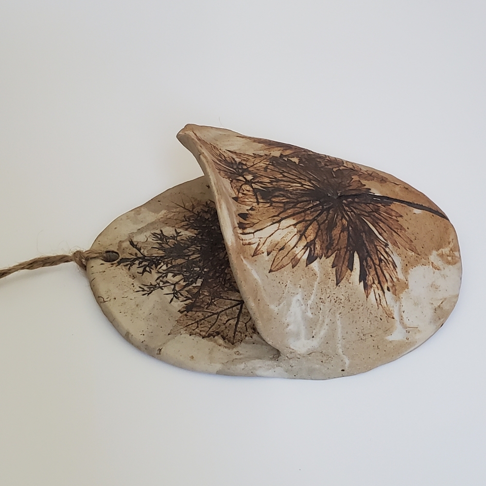 Studio Pottery Wall Pocket Embossed Leaves Signed Garnet - Picture 4 of 12